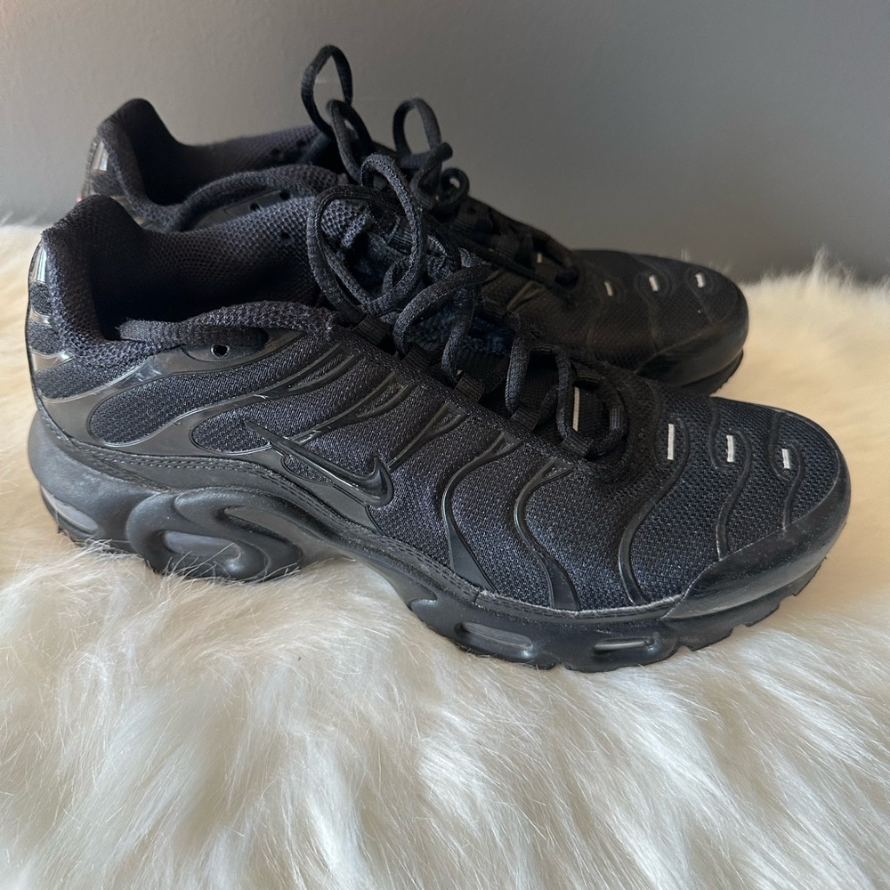 Men’s NIKE AIR MAX PLUS Sneakers